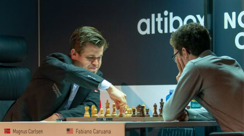 Carlsen (trái) hạ Caruana - người Thách Đấu 2018 - ở siêu giải Na Uy. Ảnh: NC.