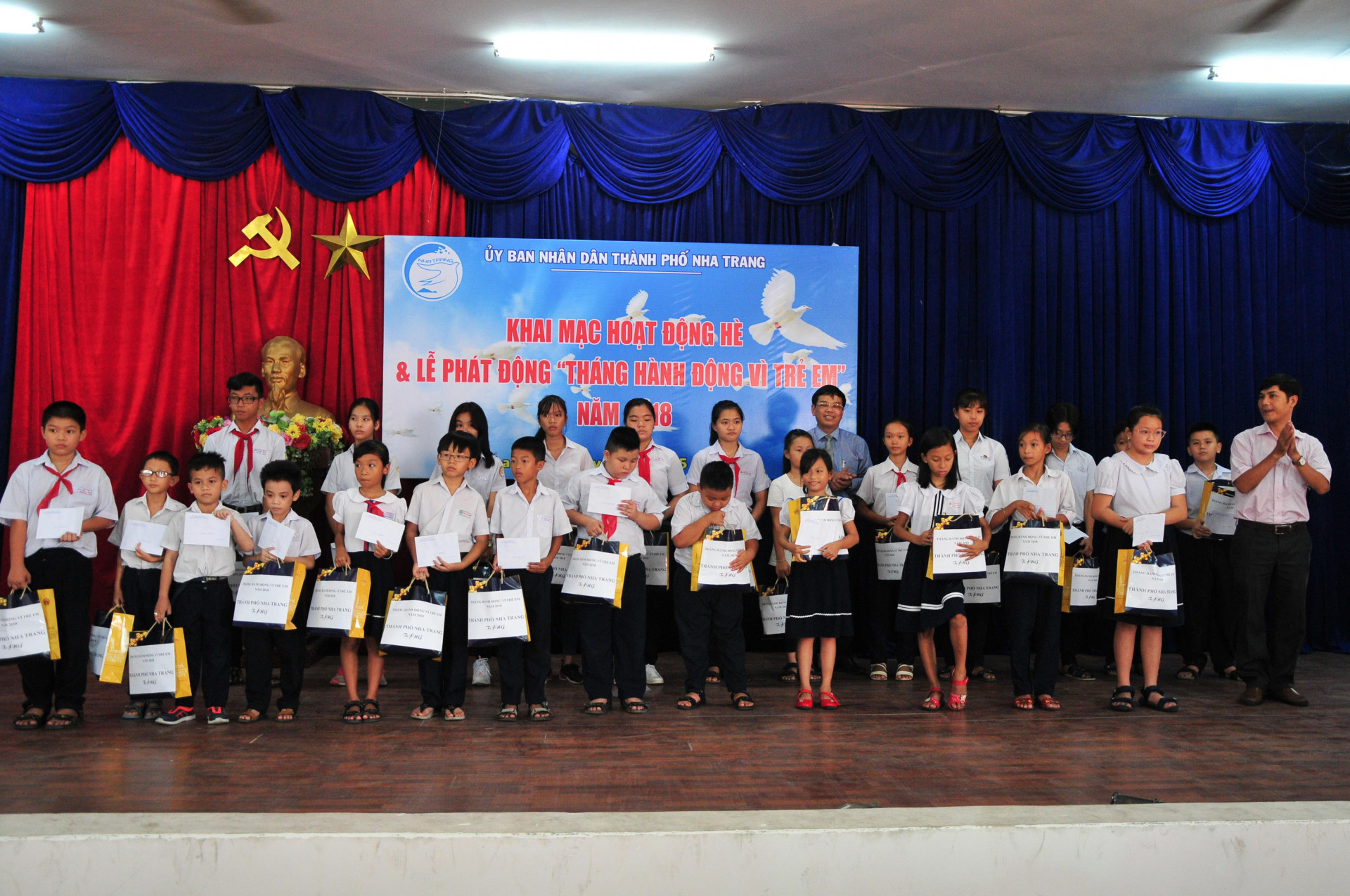 Lãnh đạo TP. Nha Trang trao học bổng cho các học sinh