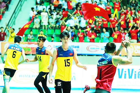 Các vận động viên bóng chuyền nam Việt Nam trong trận gặp Thái Lan tại Cúp bóng chuyền Lienvietpostbank.