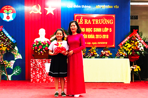 Tổng kết năm học 2017 - 2018, Huyền được cô Hiệu trưởng  khen thưởng vì đã có thành tích học tập nhất khối 5 của trường.  (Ảnh do phụ huynh cung cấp)