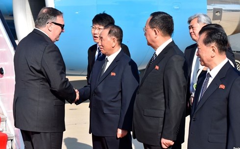 Ngoại trưởng Mỹ Mike Pompeo (trái) bắt tay Phó Chủ tịch Đảng Lao động Triều Tiên Kim Yong-chol. Ảnh: Reuters