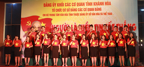  Tác phẩm Ngôi sao niềm tin, ngôi sao Hồ Chí Minh của nhạc sĩ Hình Phước Liên  được thể hiện tại một hội diễn văn nghệ.