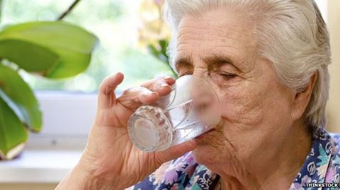 Mùa hè người cao tuổi cần uống đủ nước để phòng mất nước 