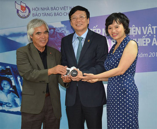 Nhiếp ảnh gia Nick Út trao hiện vật cho Hội Nhà báo Việt Nam.