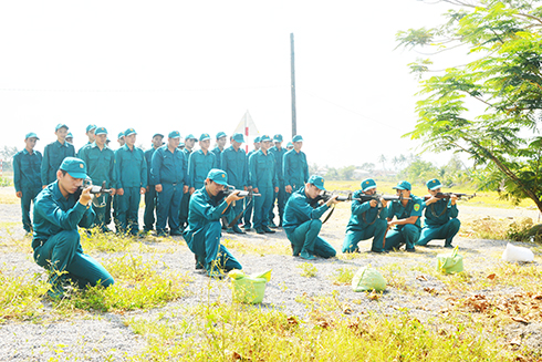 Lực lượng dân quân tự vệ huyện Diên Khánh tham gia huấn luyện.