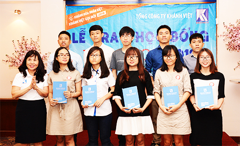 Lãnh đạo Tổng Công ty Khánh Việt trao học bổng cho sinh viên.