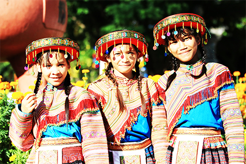 Các em thiếu nhi người Raglai Khánh Sơn mặc trang phục người Mông.