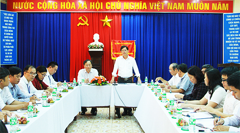 Đồng chí Nguyễn Tấn Tuân phát biểu tại buổi làm việc. 