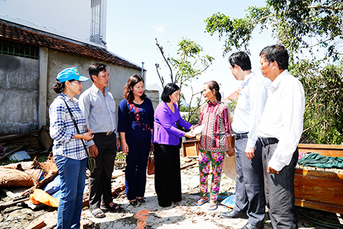 Một hộ dân ở Ninh Hòa nhận hỗ trợ sau khi cơn bão số 12 gây sập nhà hoàn toàn.