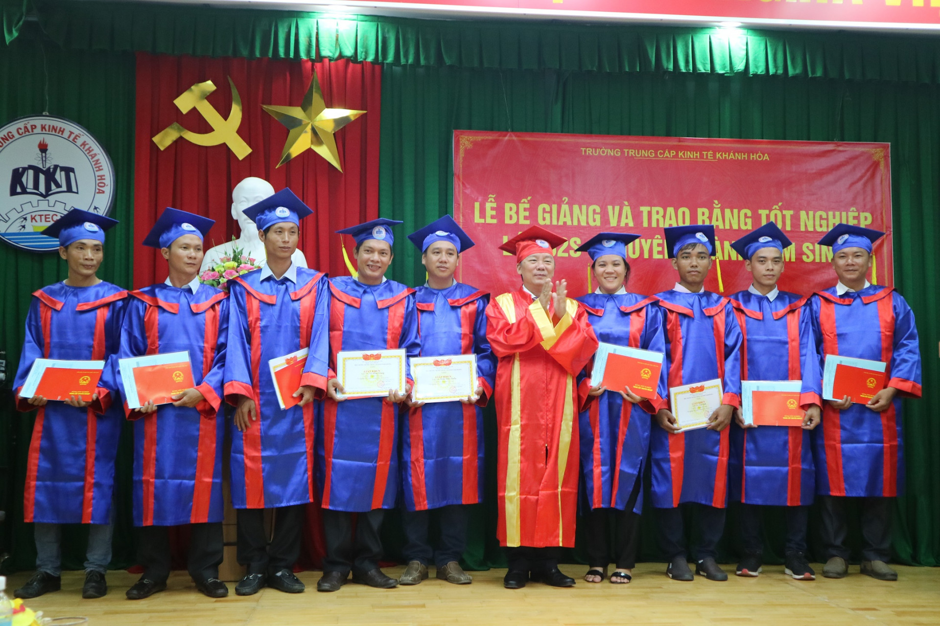 Lãnh đạo nhà trường trao bằng tốt nghiệp cho các học viên đạt loại giỏi. 