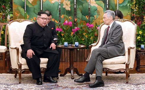 Nhà lãnh đạo Triều Tiên Kim Jong-un tại cuộc hội đàm với Thủ tướng Singapore Lý Hiển Long. Ảnh: channelnewsasia.