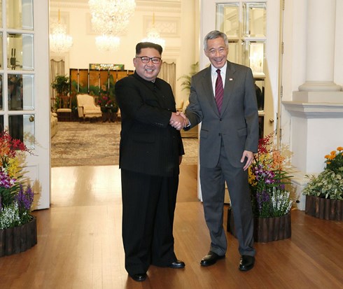 Nhà lãnh đạo Triều Tiên Kim Jong-un (trái) gặp Thủ tướng Lý Hiển Long. Ảnh: Straits Times