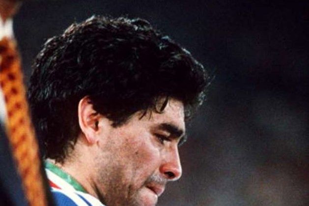 Giọt nước mắt của Maradona khi lên nhận huy chương Bạc ở World Cup 1990