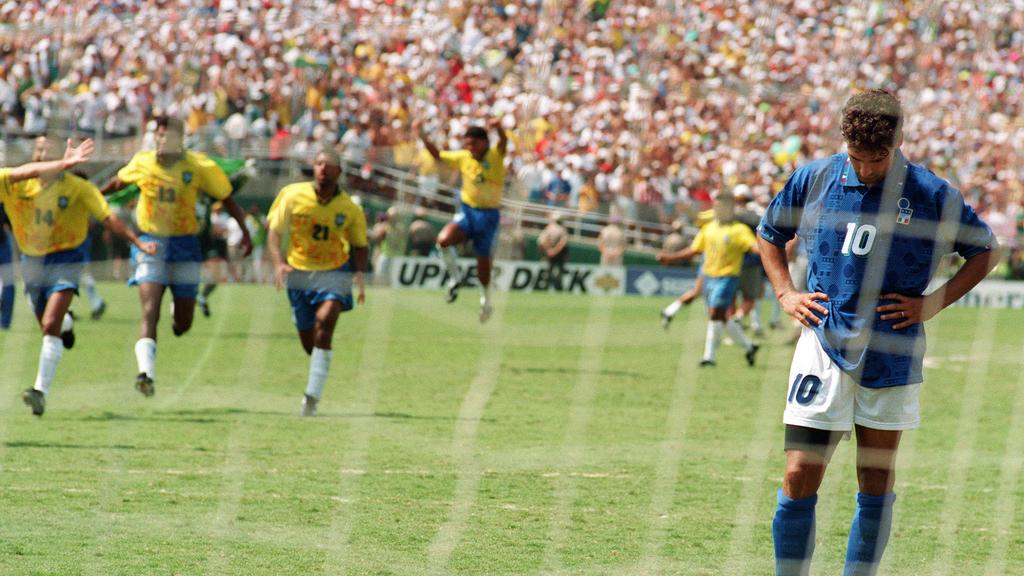 <p style= &quot;text-align: justify; &quot;>R.Baggio cúi đầu thất thần sau cú sút luân lưu 11 vọt xà ngang tại World Cup 1994</p>