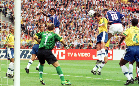 Zidane đánh đầu tung lưới Brasil góp công lớn giúp Pháp đoạt cúp năm 1998