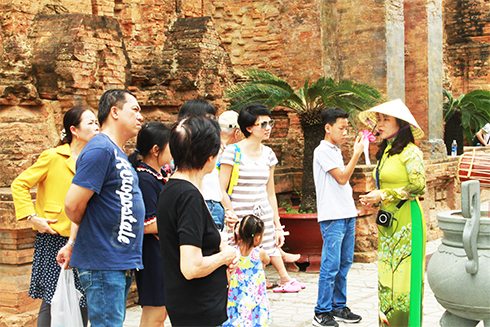 Thuyết minh viên của Trung tâm Bảo tồn di tích tỉnh giới thiệu  cho khách về di tích Tháp Bà Ponagar.