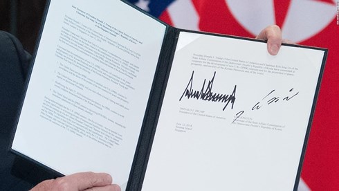 Văn kiện vừa được lãnh đạo Mỹ - Triều ký kết ngày 12/6/2018. (Ảnh: CNN)