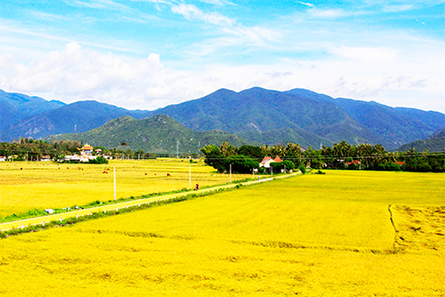 Một tuyến đường liên thôn của xã Vạn Bình đã được đầu tư khang trang.