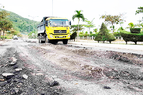 Xe tải chở đất đá làm hư hỏng đường Nguyễn Cơ Thạch.