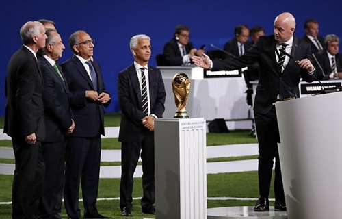 Chủ tịch FIFA chúc mừng bên chiến thắng. Ảnh: EPA.