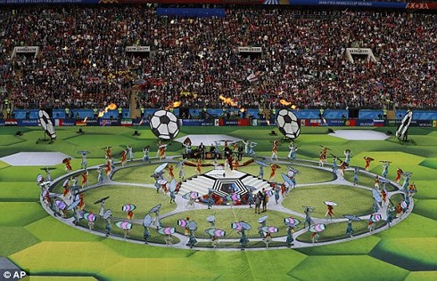 Lễ khai mạc World Cup 2018 đầy sắc màu trên sân Luzhniki. (Ảnh: AP).