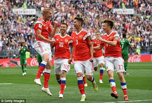 Các cầu thủ Nga ăn mừng bàn mở tỷ số của Gazinskiy. (Ảnh: Getty).