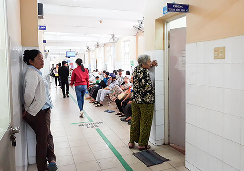 Người dân chờ sử dụng nhà vệ sinh tại tầng trệt khu khám của Bệnh viện Đa khoa tỉnh.