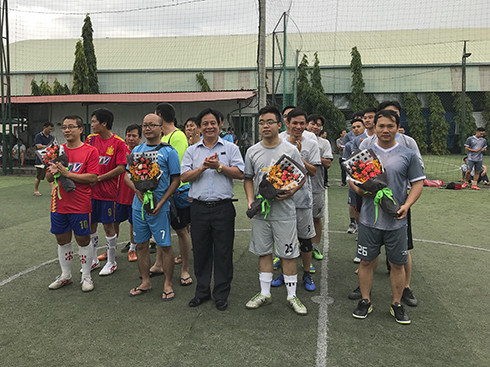 Đồng chí Hồ Văn Mừng, Trưởng Ban Tuyên giáo Tỉnh ủy tặng hoa cho các đội tham dự giải.