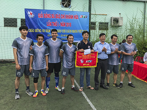 Đội bóng Liên quân Báo chí thường trú tại Khánh Hòa đạt giải ba.