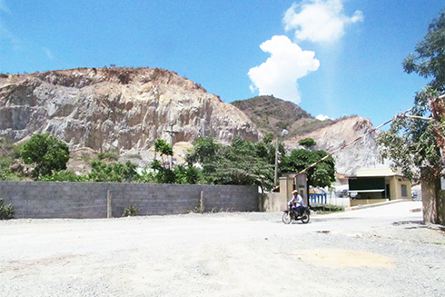Khai thác khoáng sản đã ảnh hưởng đến vị trí vai đập dự kiến xây dựng hồ chứa nước Tà Lương. 
