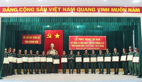 Đại tá Lê Văn Chín - Chính ủy Bộ CHQS tỉnh Khánh Hòa trao giấy khen cho các cá nhân.