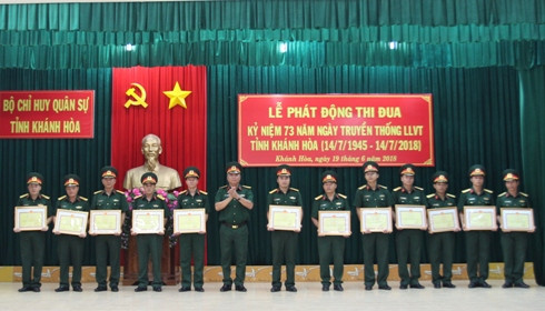 Đại tá Ngô Quang Trung - Chỉ Huy trưởng Bộ CHQS tỉnh Khánh Hòa trao giấy khen cho các tập thể.