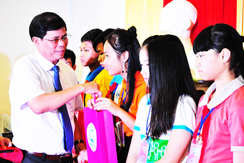 Đồng chí Nguyễn Tấn Tuân trao quà của UBND tỉnh  cho các đoàn đại biểu trẻ em.