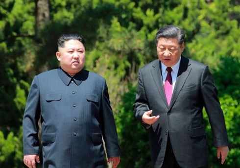 Nhà lãnh đạo Kim Jong-un gặp Chủ tịch Tập Cận Bình trong chuyến thăm Trung Quốc lần thứ 2 ngày 9/5. Ảnh: Yonhap