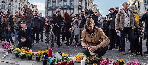 Người dân đặt hoa và thắp nến tưởng niệm các nạn nhân trong loạt đánh bom khủng bố đẫm máu tại Brussels hồi tháng 3/2016. Ảnh: AP