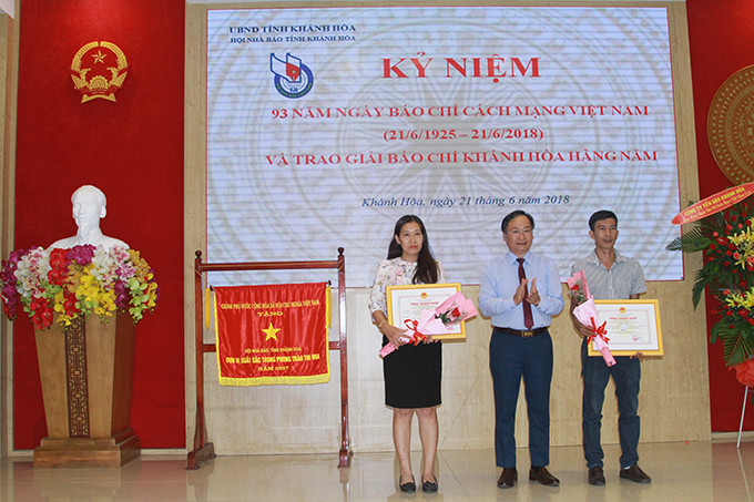 Ông Nguyễn Đắc Tài trao giải Nhất cho đại diện các tác giả đạt giải. 