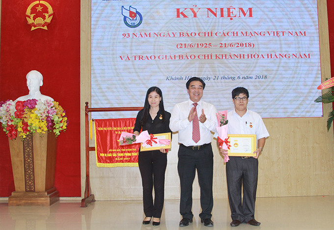 Các nhà báo được nhận Kỷ niệm chương vì sự nghiệp báo chí Việt Nam.