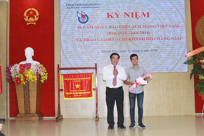 Hội viên mới được kết nạp vào Hội Nhà báo tỉnh Khánh Hòa. 