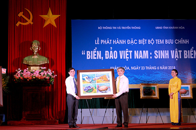 Lãnh đạo Bộ Thông tin và Truyền thông trao tặng bộ tranh tem cho lãnh đạo Tỉnh ủy Khánh Hòa. 