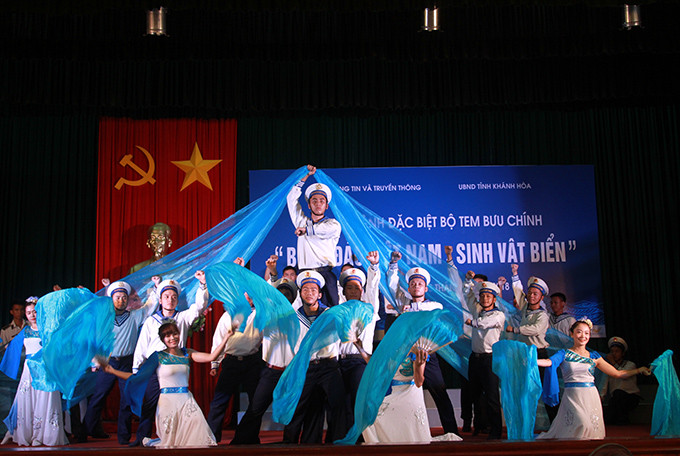Một tiết mục văn nghệ do Đội văn nghệ xung kích Học viện Hải quân biểu diễn chào mừng lễ phát hành đặc biệt bộ tem  "Biển, đảo Việt Nam (bộ 1): Sinh vật biển ".  