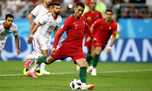 Ronaldo lỡ cơ hội ghi bàn thứ năm từ đầu World Cup, trong trận Bồ Đào Nha hòa Iran. Ảnh: Reuters