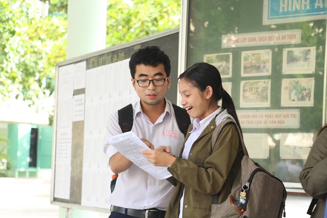 Thí sinh tại điểm thi Trường THPT Nguyễn Văn Trỗi trao đổi về bài làm. 