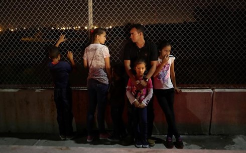Một gia đình nhập cư bị từ chối nhập cảnh vào Mỹ. Ảnh: Reuters