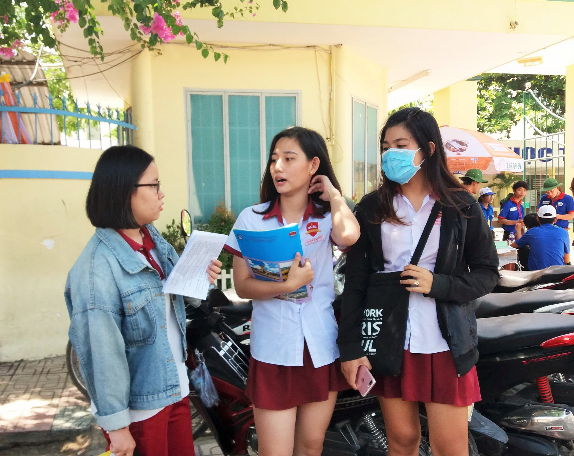 Thí sinh thi tại điểm Trường THCS Thái Nguyên (TP. Nha Trang) trao đổi sau khi hoàn thành bài thi. 