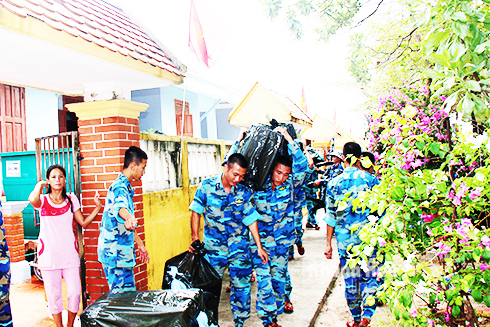 Lính đảo Sinh Tồn giúp dân khuân vác đồ đạc.