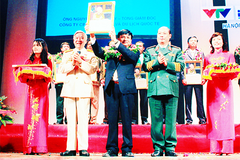 Ông Nguyễn Xuân Thùy (đứng giữa, hàng trước) tại lễ nhận Cúp vàng doanh nhân cựu chiến binh Việt Nam sản xuất, kinh doanh giỏi. 