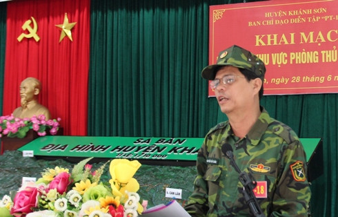 Ông Nguyễn Tấn Tuân chỉ đạo tại buổi khai mạc diễn tập.