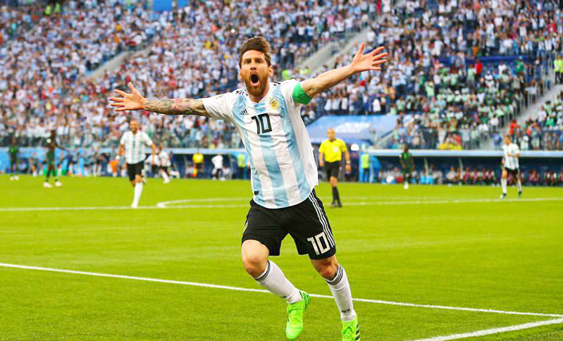 Từ vị thế tội đồ, Messi đã trở thành người hùng khi dẫn dắt đồng đội lọt vào vòng 1/16