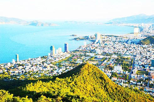 Nha Trang nhìn từ núi Cô Tiên.