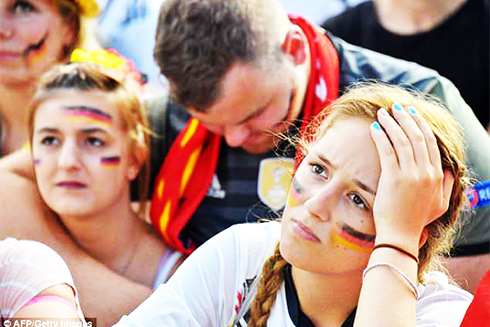 Nỗi buồn của cổ động viên đội tuyển Đức khi đội nhà bị loại ngay từ vòng bảng. Ảnh: Dailymail sport